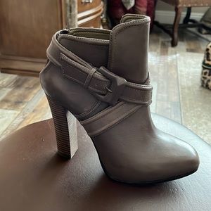 Max studio high heel boots with buckle grey brown